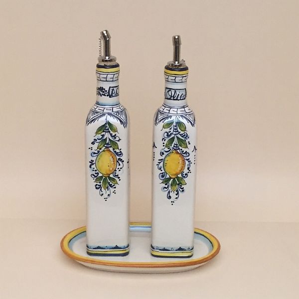 Set of 2 oil and vinegar square bottles, cm.25h with tray